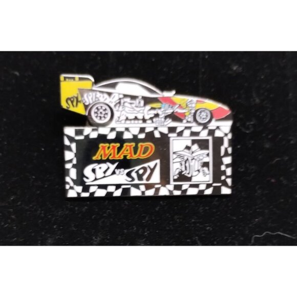 MAD Spy vs Spy Drag Racing Car Lapel Pin Cartoon‎ Collectible - Picture 1 of 7